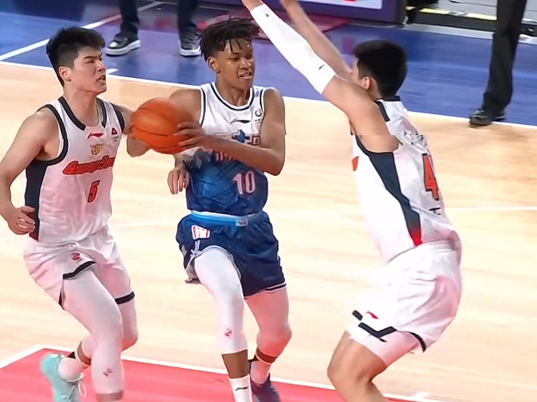 开云下载-气势如虹！广东完美压制新疆，胡明轩三分建功，麦考尔首秀满分